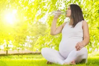 孕妇应如何补充水分，哪些饮料会造成不良影响？