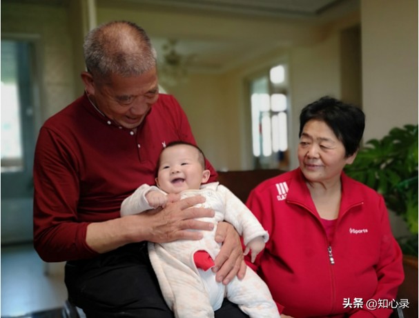 19年山东67岁大妈高龄产女,称工资过万不会麻烦子女,现状如何?