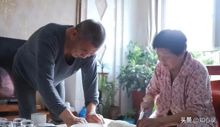 19年山东67岁大妈高龄产女,称工资过万不会麻烦子女,现状如何?