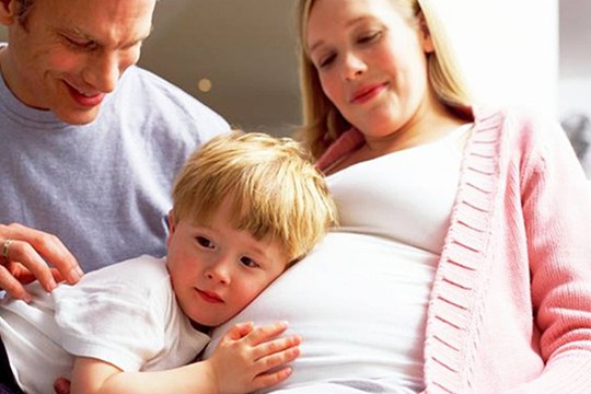 一辈子只生一个孩子的夫妻家庭，20年后会后悔没多生